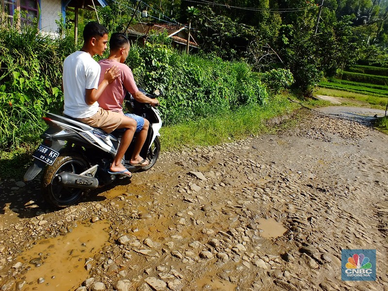Jalan rusak di Jawa Barat Selatan. Jalan rusak di Jawa Barat Selatan. (CNBC Indonesia/Suhendra)