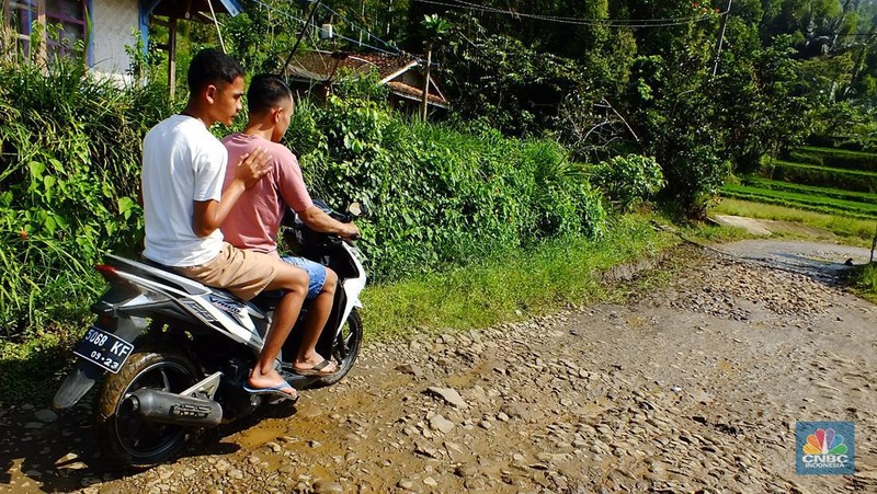 Jalan rusak di Jawa Barat Selatan. (CNBC Indonesia/Suhendra)