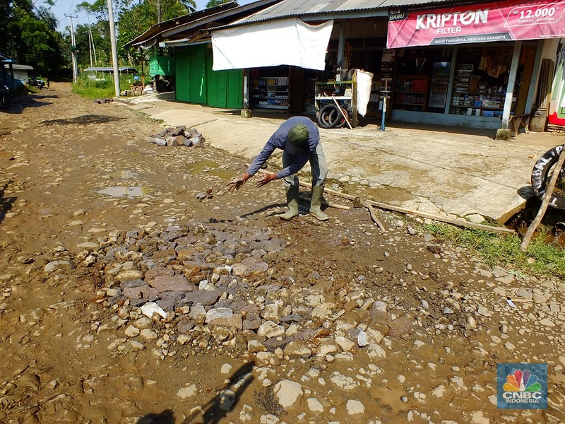 Jalan rusak di Jawa Barat Selatan. Jalan rusak di Jawa Barat Selatan. (CNBC Indonesia/Suhendra)