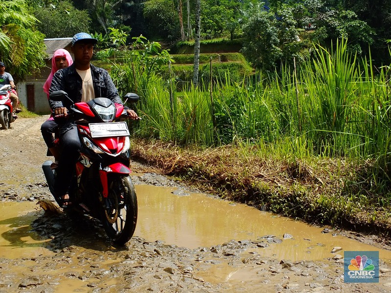 Jalan rusak di Jawa Barat Selatan. Jalan rusak di Jawa Barat Selatan. (CNBC Indonesia/Suhendra)