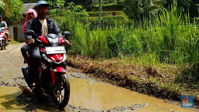 Jalan rusak di Jawa Barat Selatan. (CNBC Indonesia/Suhendra)