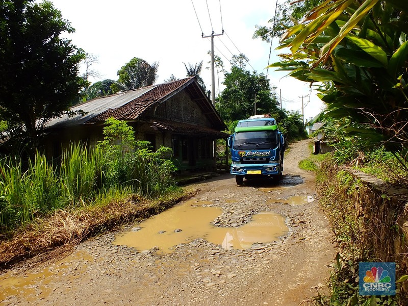 Jalan rusak di Jawa Barat Selatan. (CNBC Indonesia/Suhendra)