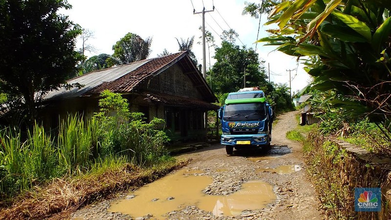 Jalan rusak di Jawa Barat Selatan. (CNBC Indonesia/Suhendra)