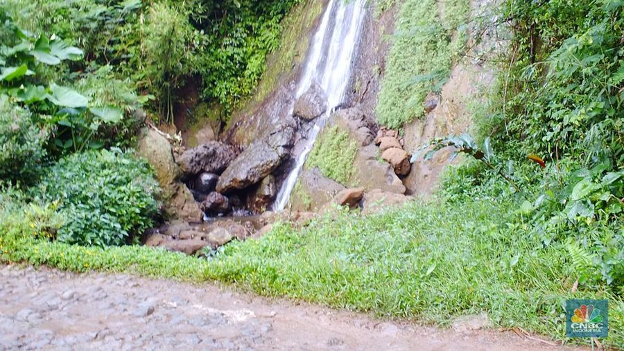 Jalan rusak di Jawa Barat Selatan. (CNBC Indonesia/Suhendra)