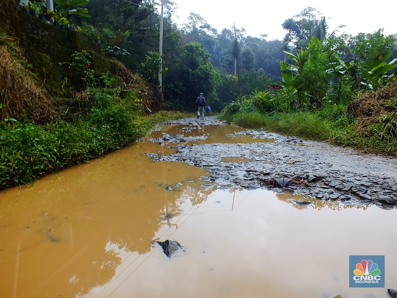 Jalan rusak di Jawa Barat Selatan. (CNBC Indonesia/Suhendra)