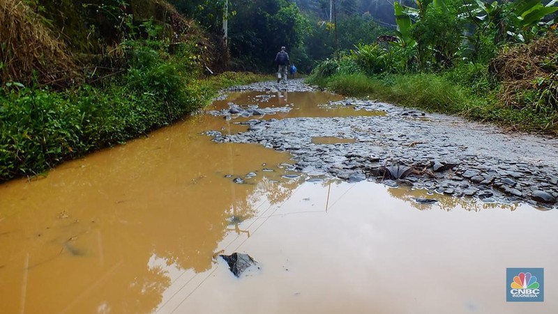 Jalan rusak di Jawa Barat Selatan. (CNBC Indonesia/Suhendra)