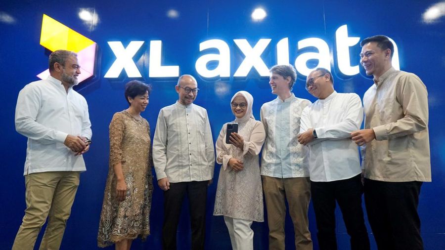 (ki-ka) Direktur & Chief Commercial Officer - Home & Convergence XL Axiata, Abhijit J. Navalekar, Presiden Direktur & CEO XL Axiata, Dian Siswarini, Direktur & Chief Digital Transformation & Enterprise Business Officer XL Axiata, Yessie D. Yosetya, Direktur & Chief Commercial Officer - Consumer XL Axiata, David Arcelus Oses, Direktur & Chief Technology Officer XL Axiata, I Gede Darmayusa, dan Direktur & Chief Finance Officer XL Axiata, Feiruz Ikhwan foto bersama di sela-sela acara RUPS Tahunan 2023 XL Axiata pada Jumat (5/5), di Jakarta. Rapat menyetujui penggunaan 50% dari keuntungan setelah penyesuaian, untuk dibagikan sebagai dividen kepada para pemegang saham. Selain itu, rapat juga menyetujui perubahan susunan Direksi terkait penggantian Direktur Keuangan seiring dengan mundurnya Budi Pramantika. Sebagai penggantinya adalah Feiruz Ikhwan, seorang profesional yang sebelumnya berkarir di sejumlah perusahaan di bawah Axiata Group Bhd, termasuk di XL Axiata. Sebelum bergabung kembali ke XL Axiata, Feiruz Ikhwan menjabat sebagai Chief Financial Officer dan Acting CEO Smart Axiata di Kamboja.
