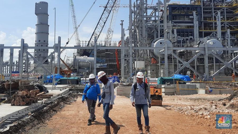 Menteri Energi dan Sumber Daya Mineral (ESDM), Arifin Tasrif meninjau langsung progres pembangunan smelter milik PT Freeport Indonesia di Kawasan Industri Java JIIPE, Kecamatan Manyar, Kabupaten Gresik, Jawa Timur. (CNBC Indonesia/Firda Dwi Muliawati)