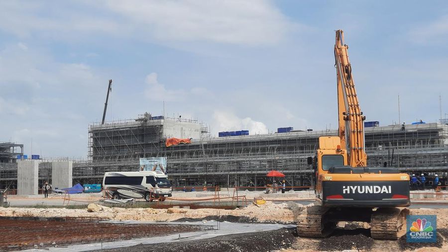 Menteri Energi dan Sumber Daya Mineral (ESDM), Arifin Tasrif meninjau langsung progres pembangunan smelter milik PT Freeport Indonesia di Kawasan Industri Java JIIPE, Kecamatan Manyar, Kabupaten Gresik, Jawa Timur. (վ/Firda Dwi Muliawati)