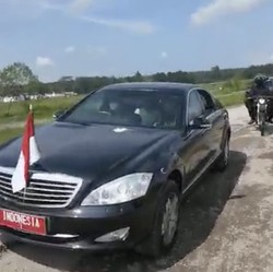 Penampakan Mobil Jokowi Libas Jalan Rusak di Provinsi Lampung