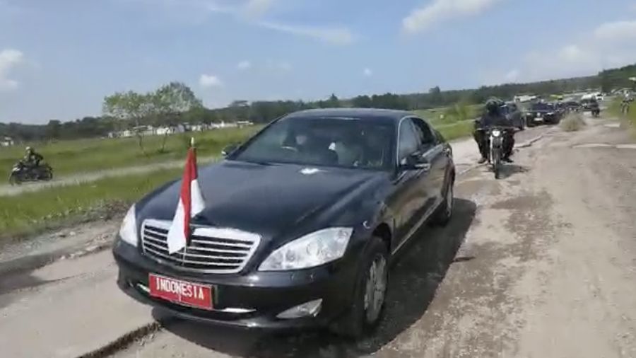 Mobil Presiden Jokowi melintasi Jalan Terusan Ryacudu Lampung, Jumat (5/5/2023). (Agus Suparto via CNBC Indonesia)