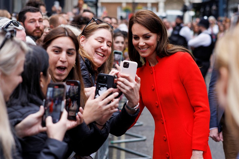 Pangeran William dan istrinya Kate Middleton disambut warga saat tiba di kota London, Inggris, Kamis (4/5/2023) waktu setempat. (Jamie Lorriman/Pool via REUTERS)