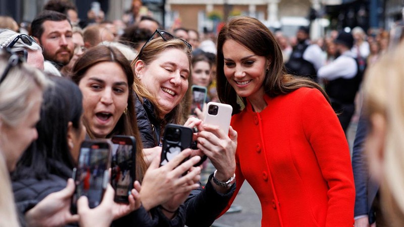Pangeran William dan istrinya Kate Middleton disambut warga saat tiba di kota London, Inggris, Kamis (4/5/2023) waktu setempat. (Jamie Lorriman/Pool via REUTERS)