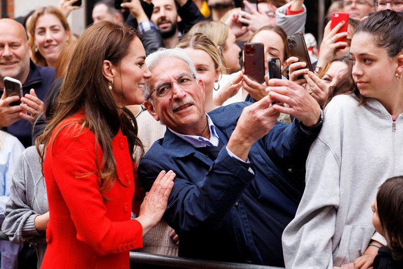 Pangeran William dan istrinya Kate Middleton disambut warga saat tiba di kota London, Inggris, Kamis (4/5/2023) waktu setempat. Pangeran William dan istrinya Kate Middleton disambut warga saat tiba di kota London, Inggris, Kamis (4/5/2023) waktu setempat. (Jamie Lorriman/Pool via REUTERS)