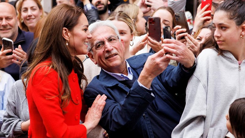 Pangeran William dan istrinya Kate Middleton disambut warga saat tiba di kota London, Inggris, Kamis (4/5/2023) waktu setempat. (Jamie Lorriman/Pool via REUTERS)