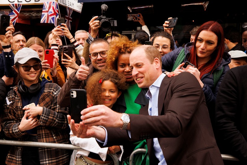 Pangeran William dan istrinya Kate Middleton disambut warga saat tiba di kota London, Inggris, Kamis (4/5/2023) waktu setempat. (Jamie Lorriman/Pool via REUTERS)