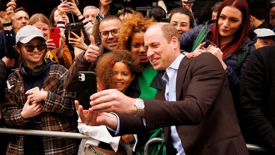 Pangeran William dan istrinya Kate Middleton disambut warga saat tiba di kota London, Inggris, Kamis (4/5/2023) waktu setempat. (Jamie Lorriman/Pool via REUTERS)