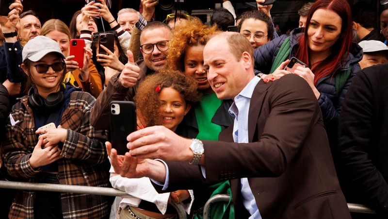 Pangeran William dan istrinya Kate Middleton disambut warga saat tiba di kota London, Inggris, Kamis (4/5/2023) waktu setempat. (Jamie Lorriman/Pool via REUTERS)