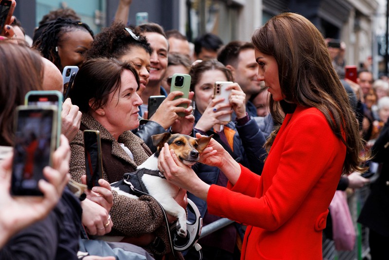 Pangeran William dan istrinya Kate Middleton disambut warga saat tiba di kota London, Inggris, Kamis (4/5/2023) waktu setempat. (Jamie Lorriman/Pool via REUTERS)