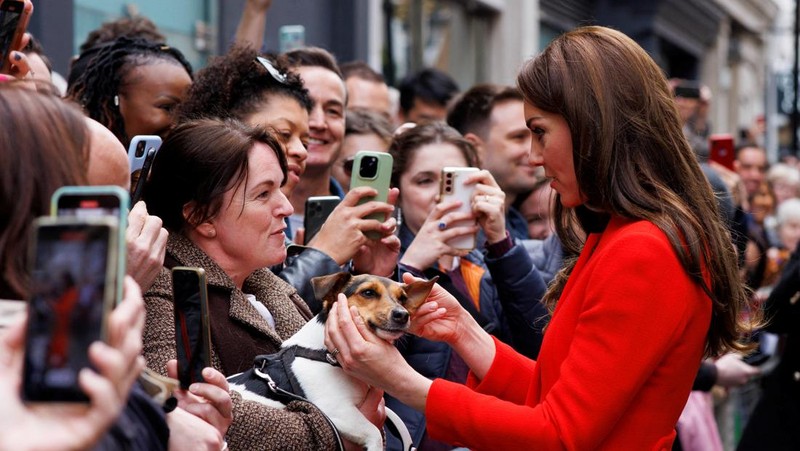 Pangeran William dan istrinya Kate Middleton disambut warga saat tiba di kota London, Inggris, Kamis (4/5/2023) waktu setempat. (Jamie Lorriman/Pool via REUTERS)
