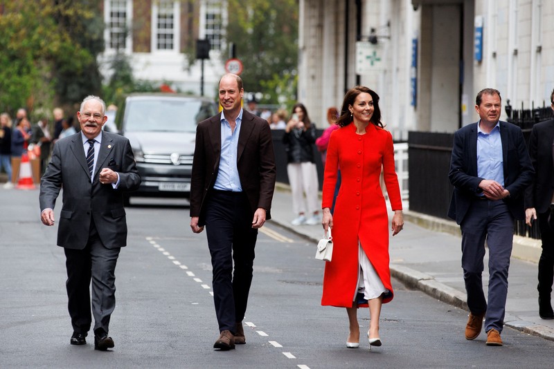 Pangeran William dan istrinya Kate Middleton disambut warga saat tiba di kota London, Inggris, Kamis (4/5/2023) waktu setempat. (Jamie Lorriman/Pool via REUTERS)
