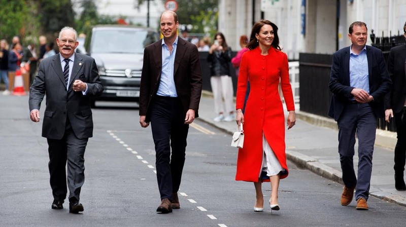 Pangeran William dan istrinya Kate Middleton disambut warga saat tiba di kota London, Inggris, Kamis (4/5/2023) waktu setempat. (Jamie Lorriman/Pool via REUTERS)
