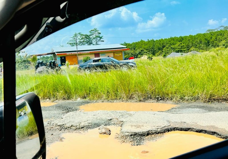 Ekspresi Jokowi Saat Naik Mobil Lintasi Jalanan Rusak Lampung dan Berlubang (Laily Rachev/Biro Pers Sekretariat Presiden) Ekspresi Jokowi Saat Naik Mobil Lintasi Jalanan Rusak Lampung dan Berlubang (Laily Rachev/Biro Pers Sekretariat Presiden)