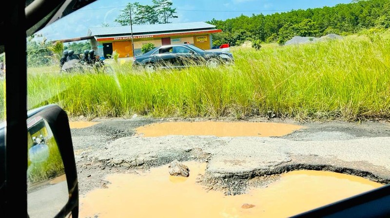 Ekspresi Jokowi Saat Naik Mobil Lintasi Jalanan Rusak Lampung dan Berlubang (Laily Rachev/Biro Pers Sekretariat Presiden)