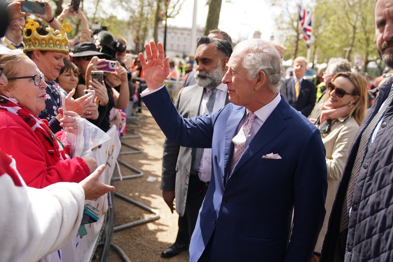 Raja Charles III tiba di Istana Buckingham, London, Jumat (5/5/2023) waktu setempat. (MARCO BERTORELLO/AFP via Getty Images)