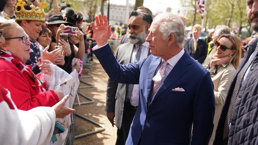 Raja Charles III tiba di Istana Buckingham, London, Jumat (5/5/2023) waktu setempat. (MARCO BERTORELLO/AFP via Getty Images)