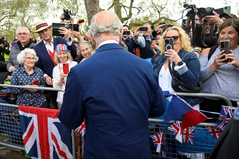 Raja Charles III tiba di Istana Buckingham, London, Jumat (5/5/2023) waktu setempat. (MARCO BERTORELLO/AFP via Getty Images)