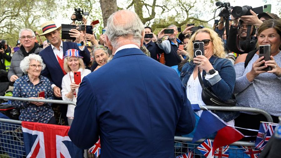 Raja Charles III tiba di Istana Buckingham, London, Jumat (5/5/2023) waktu setempat. (MARCO BERTORELLO/AFP via Getty Images)