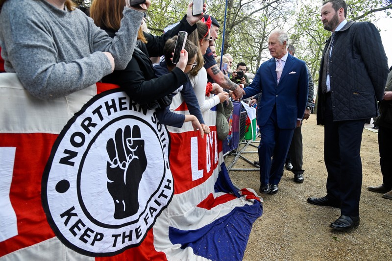Raja Charles III tiba di Istana Buckingham, London, Jumat (5/5/2023) waktu setempat. (MARCO BERTORELLO/AFP via Getty Images)