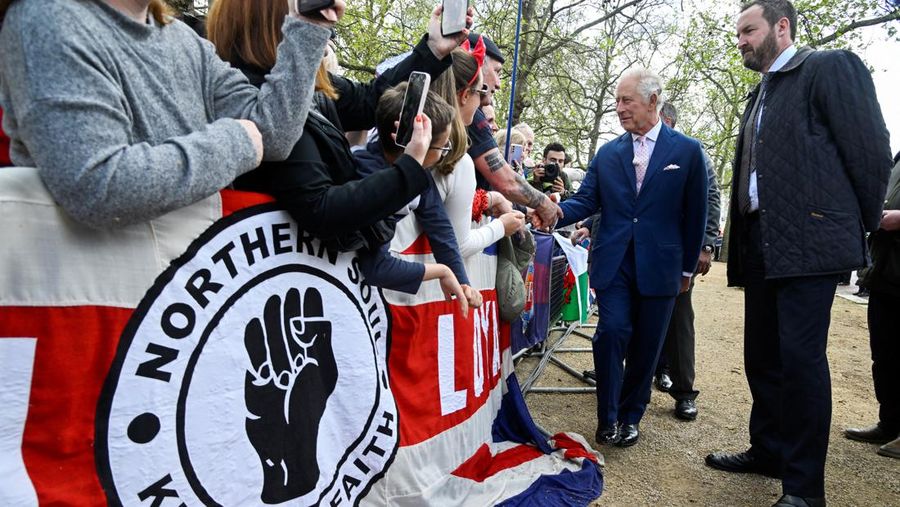 Raja Charles III tiba di Istana Buckingham, London, Jumat (5/5/2023) waktu setempat. (MARCO BERTORELLO/AFP via Getty Images)