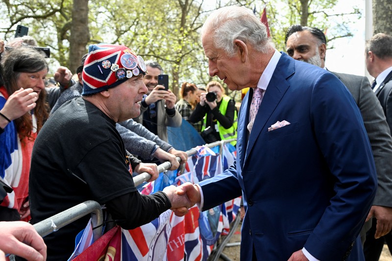 Raja Charles III tiba di Istana Buckingham, London, Jumat (5/5/2023) waktu setempat. (MARCO BERTORELLO/AFP via Getty Images)