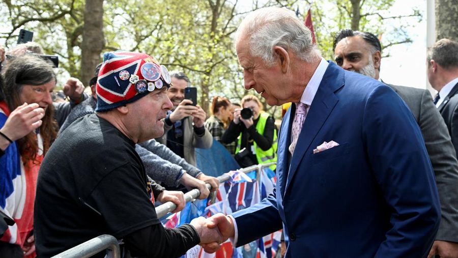Raja Charles III tiba di Istana Buckingham, London, Jumat (5/5/2023) waktu setempat. (MARCO BERTORELLO/AFP via Getty Images)