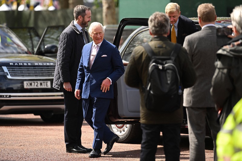 Raja Charles III tiba di Istana Buckingham, London, Jumat (5/5/2023) waktu setempat. (MARCO BERTORELLO/AFP via Getty Images) Raja Charles III tiba di Istana Buckingham, London, Jumat (5/5/2023) waktu setempat. (MARCO BERTORELLO/AFP via Getty Images)