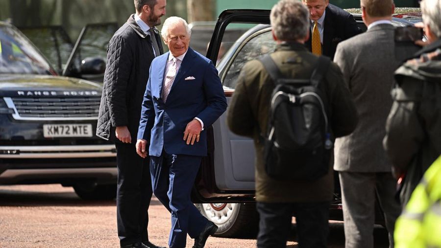 Raja Charles III tiba di Istana Buckingham, London, Jumat (5/5/2023) waktu setempat. (MARCO BERTORELLO/AFP via Getty Images)