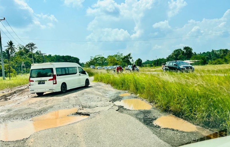 Ekspresi Jokowi Saat Naik Mobil Lintasi Jalanan Rusak Lampung dan Berlubang (Laily Rachev/Biro Pers Sekretariat Presiden)