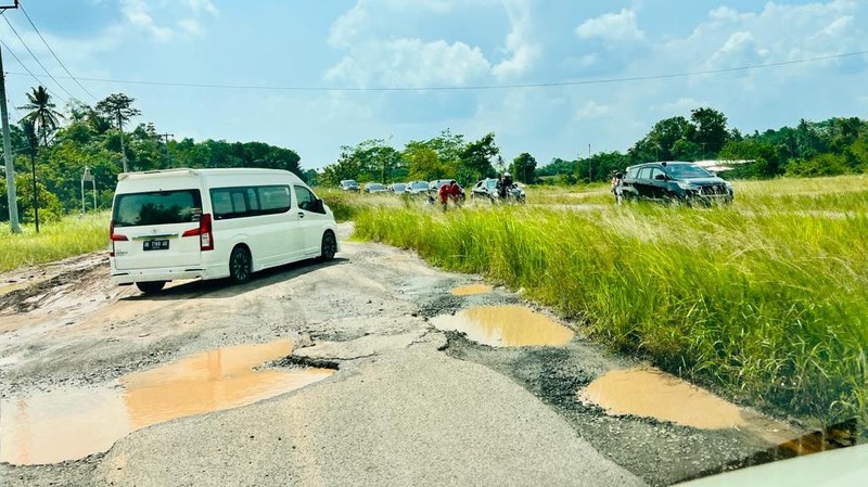 Ekspresi Jokowi Saat Naik Mobil Lintasi Jalanan Rusak Lampung dan Berlubang (Laily Rachev/Biro Pers Sekretariat Presiden)