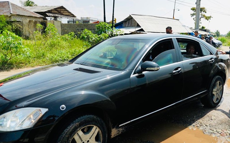 Ekspresi Jokowi Saat Naik Mobil Lintasi Jalanan Rusak Lampung dan Berlubang (Laily Rachev/Biro Pers Sekretariat Presiden)