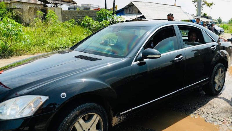 Ekspresi Jokowi Saat Naik Mobil Lintasi Jalanan Rusak Lampung dan Berlubang (Laily Rachev/Biro Pers Sekretariat Presiden)