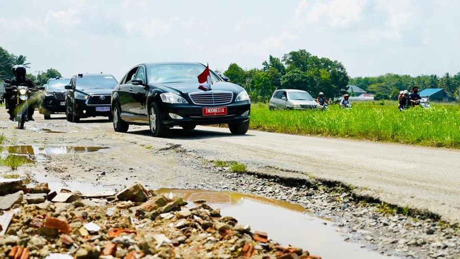 Ruas jalan pertama yang ditinjau Presiden Joko Widodo dalam kunjungan kerja ke Provinsi Lampung, Jumat 5 Mei 2023 pada pukul 10.30 WIB, adalah Jalan Terusan Ryacudu Kabupaten Lampung Selatan. (Dok: Laily Rachev Biro Pers Sekretariat Presiden)