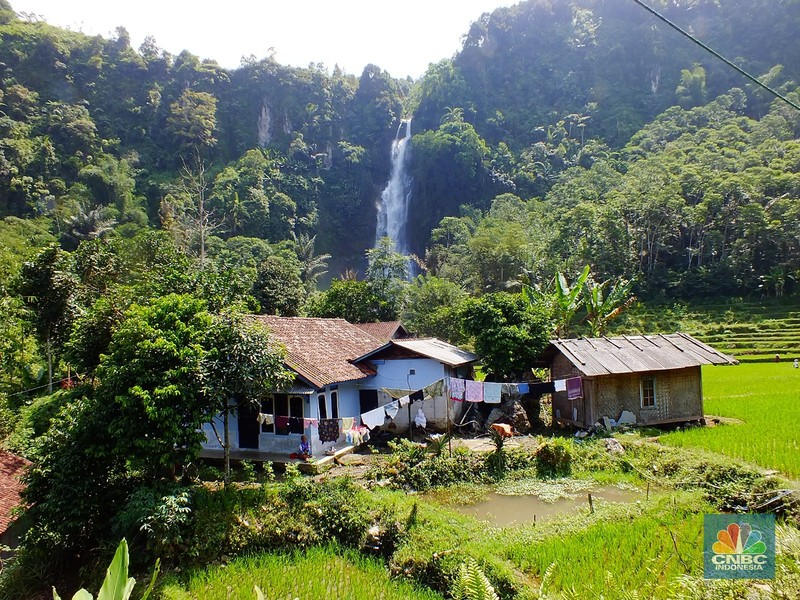 Jalan rusak di Jawa Barat Selatan. Jalan rusak di Jawa Barat Selatan. (CNBC Indonesia/Suhendra)