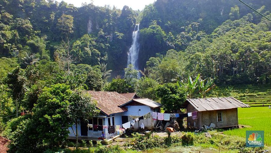 Jalan rusak di Jawa Barat Selatan. (CNBC Indonesia/Suhendra)