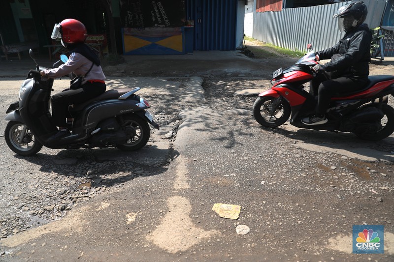 Sejumlah pengendara mobil dan motor melintas di Kawasan jembatan kawasan Jl. Arco Raya, Parung, Bogor, Jawa Barat, Jumat, (5/5/2023). (CNBC Indonesia/Muhammad Sabki) Sejumlah pengendara mobil dan motor melintas di Kawasan jembatan kawasan Jl. Arco Raya, Parung, Bogor, Jawa Barat, Jumat, (5/5/2023). (CNBC Indonesia/Muhammad Sabki)