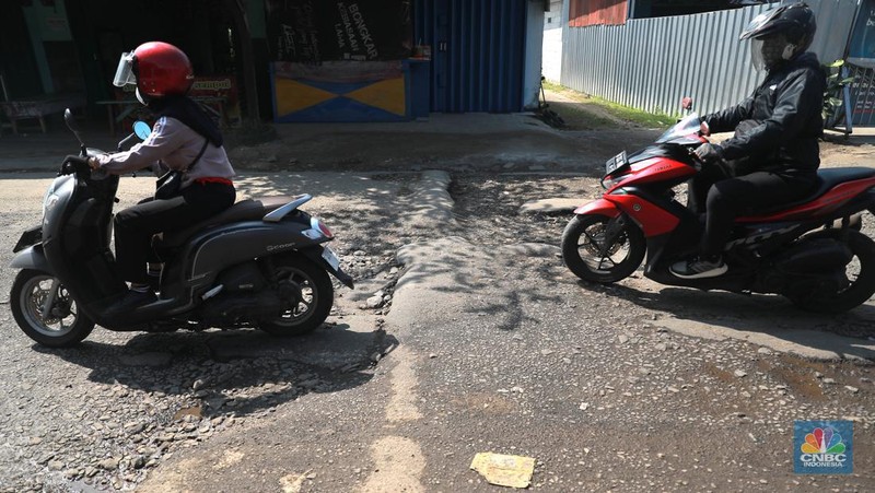 Sejumlah pengendara mobil dan motor melintas di Kawasan jembatan kawasan Jl. Arco Raya, Parung, Bogor, Jawa Barat, Jumat, (5/5/2023). (CNBC Indonesia/Muhammad Sabki)