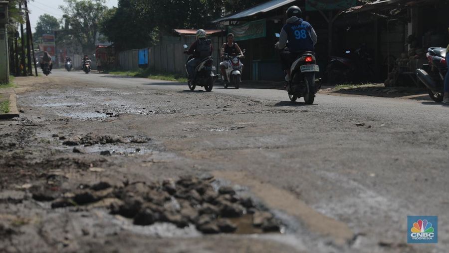 Sejumlah pengendara mobil dan motor melintas di Kawasan jembatan kawasan Jl. Arco Raya, Parung, Bogor, Jawa Barat, Jumat, (5/5/2023). (CNBC Indonesia/Muhammad Sabki)