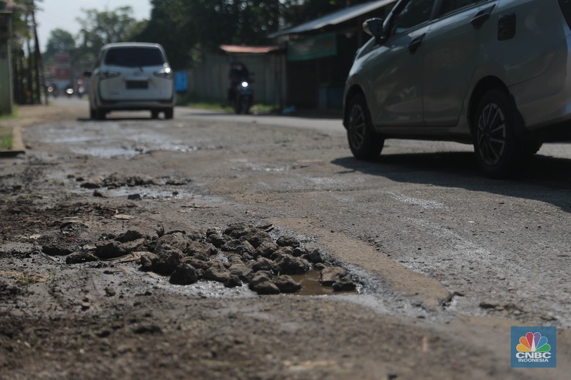 Sejumlah pengendara mobil dan motor melintas di Kawasan jembatan kawasan Jl. Arco Raya, Parung, Bogor, Jawa Barat, Jumat, (5/5/2023). (CNBC Indonesia/Muhammad Sabki) Sejumlah pengendara mobil dan motor melintas di Kawasan jembatan kawasan Jl. Arco Raya, Parung, Bogor, Jawa Barat, Jumat, (5/5/2023). (CNBC Indonesia/Muhammad Sabki)