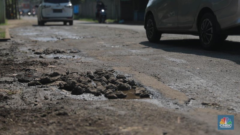 Sejumlah pengendara mobil dan motor melintas di Kawasan jembatan kawasan Jl. Arco Raya, Parung, Bogor, Jawa Barat, Jumat, (5/5/2023). (CNBC Indonesia/Muhammad Sabki)